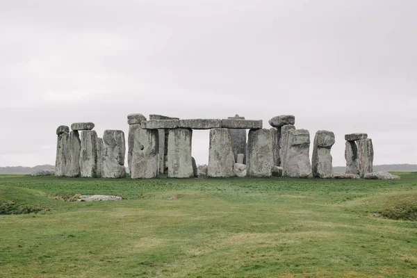 Słynny Stonehenge, Wielka Brytania pod chmurnym niebem — Zdjęcie stockowe
