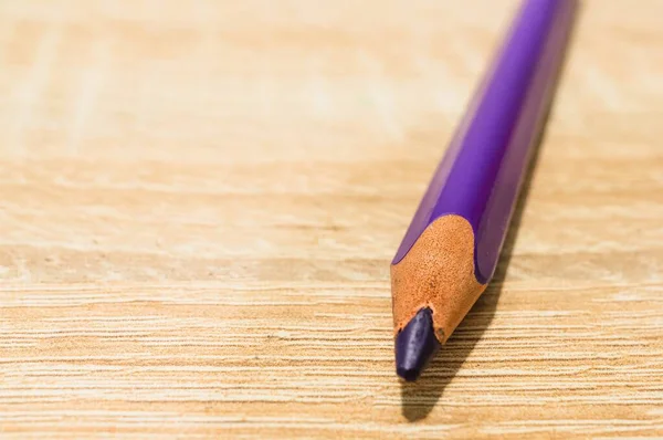 Eine Nahaufnahme Eines Lila Bleistifts Auf Einer Holzoberfläche — Stockfoto