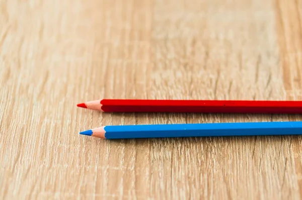 Eine Nahaufnahme Von Zwei Blauen Und Roten Bleistiften Auf Einer — Stockfoto