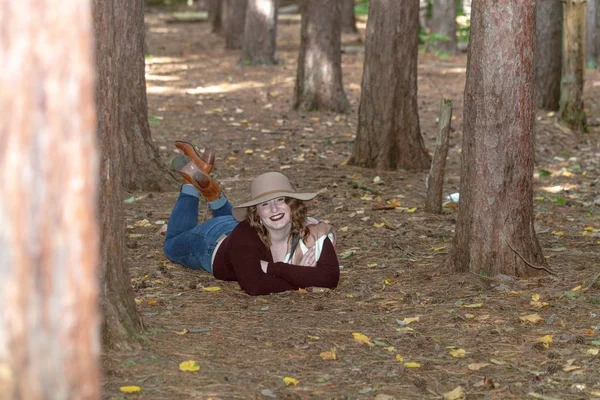 Woman Hat Red Blouse Laying Ground Forest Blurry Background — ストック写真