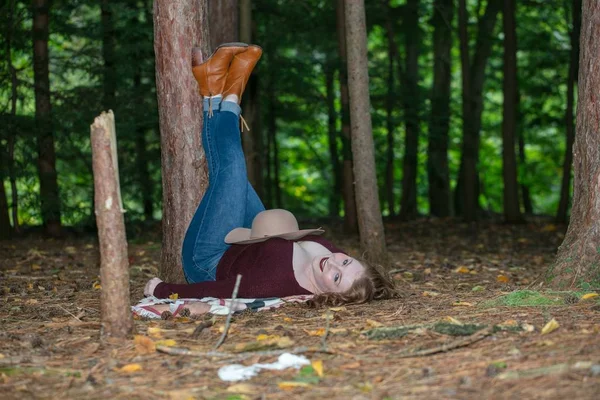 Una Donna Con Cappello Una Camicetta Rossa Sdraiata Terra Bosco — Foto Stock