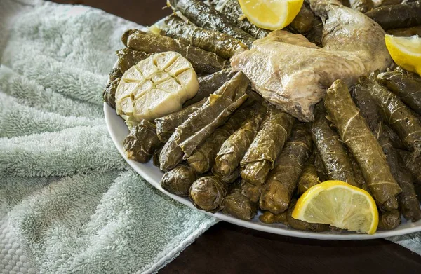 Närbild Bild Traditionell Arabisk Måltid Med Kycklingkött Serveras Med Citroner — Stockfoto