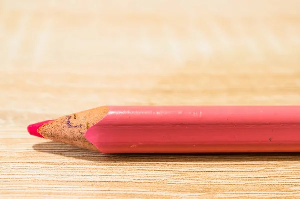 Tiro Close Lápis Rosa Uma Superfície Madeira — Fotografia de Stock