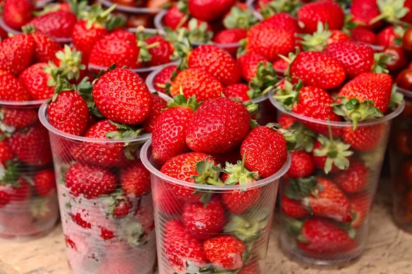 Tiro Close Alto Ângulo Copos Morangos Mercado Frutas — Fotografia de Stock