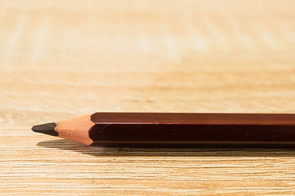 在木制表面上一张棕色铅笔的特写照片 — 图库照片