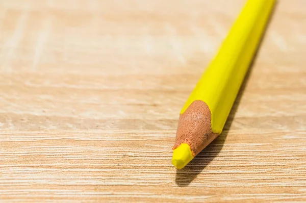 Nahaufnahme Eines Gelben Bleistifts Auf Einer Holzoberfläche — Stockfoto
