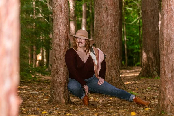 Una Donna Con Una Camicetta Rossa Cappello Posa Una Foresta — Foto Stock