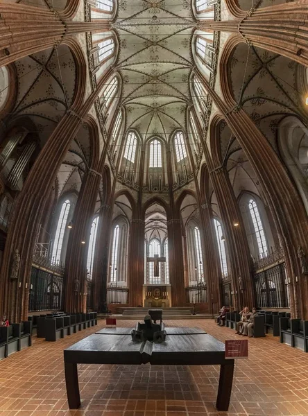 Vue verticale de l'intérieur de la cathédrale Dom zu Lubeck à Lubeck, Allemagne — Photo