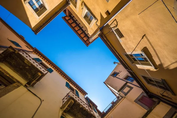 Colpo Basso Angolo Edifici Con Cielo Blu Chiaro Sullo Sfondo — Foto Stock