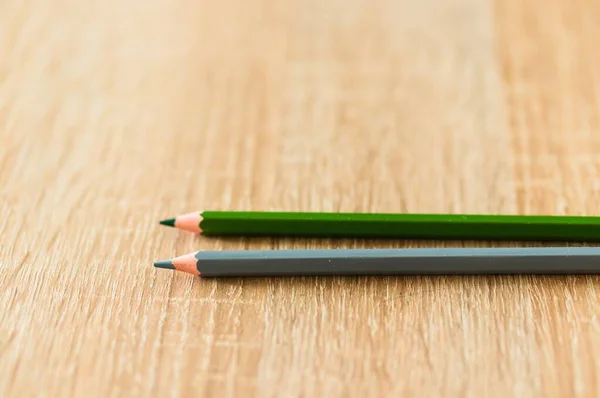 Eine Nahaufnahme Von Zwei Grauen Und Grünen Bleistiften Auf Einer — Stockfoto