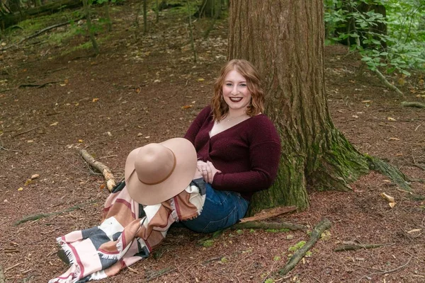 Una Donna Con Una Sciarpa Cappello Appoggiato Albero Una Foresta — Foto Stock