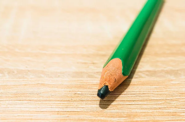 Een Close Shot Van Een Groen Potlood Een Houten Ondergrond — Stockfoto