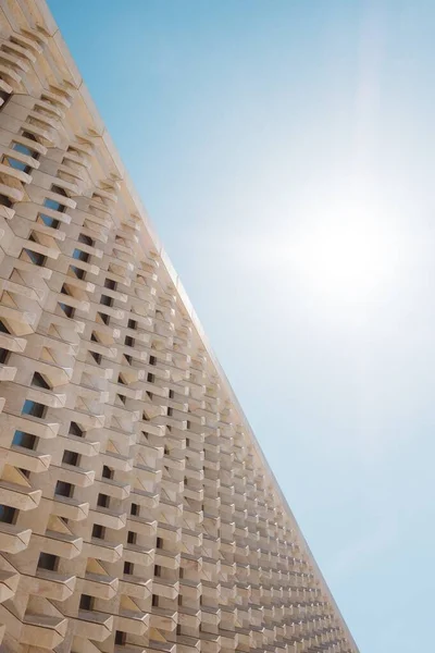 Tiro Ângulo Baixo Edifício Branco Sob Céu Azul Claro — Fotografia de Stock