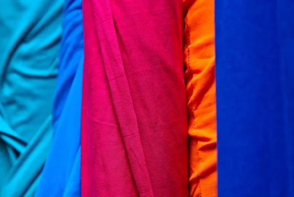 Gros Plan Des Piles Tissu Coloré Tissus Dans Une Boutique — Photo