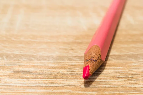 Zbliżenie Ujęcie Jasnoróżowego Ołówka Drewnianej Powierzchni — Zdjęcie stockowe