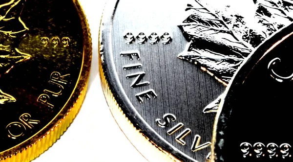 Kanadai érmék közelsége fehér háttérrel a fények alatt — Stock Fotó