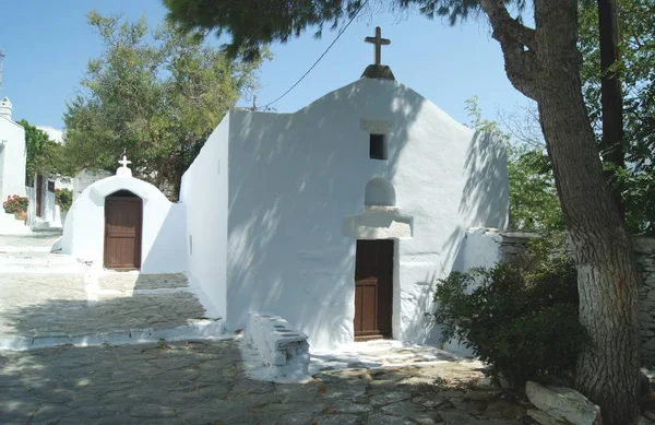 Gamla vita kapell med unik arkitektur på den grekiska ön Amorgos — Stockfoto