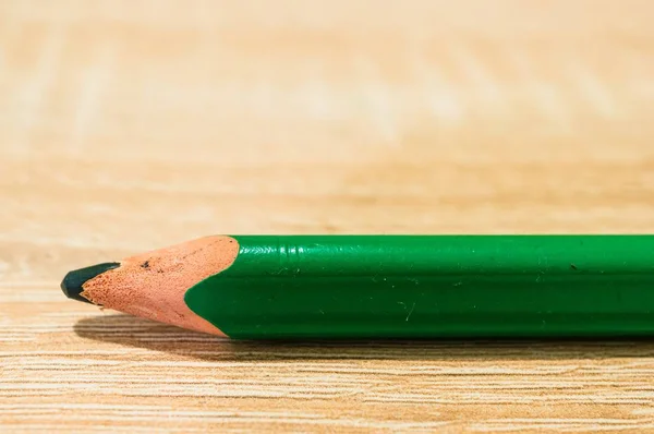 Een Close Shot Van Een Groen Potlood Een Houten Ondergrond — Stockfoto