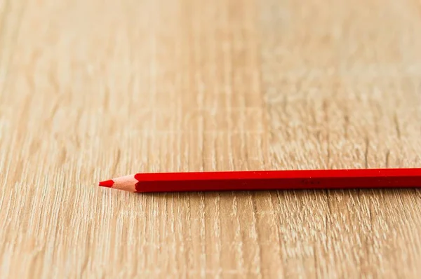 Zbliżenie Ujęcie Czerwonego Ołówka Drewnianej Powierzchni — Zdjęcie stockowe