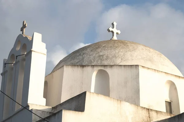 Niski kąt ujęcia starej kaplicy dotykającej zachmurzonego nieba na greckiej wyspie Folegandros — Zdjęcie stockowe