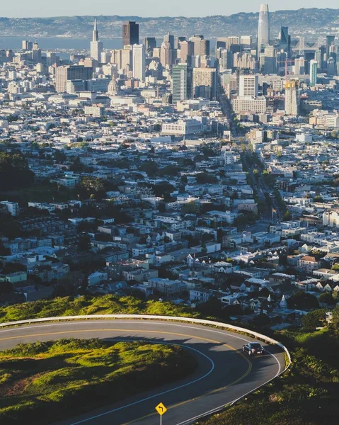 Tiro Vertical Uma Estrada Curvy Abaixo Monte Com Edifícios Cidade — Fotografia de Stock
