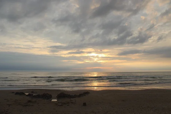 Bela paisagem do pôr do sol junto ao Mar do Norte — Fotografia de Stock