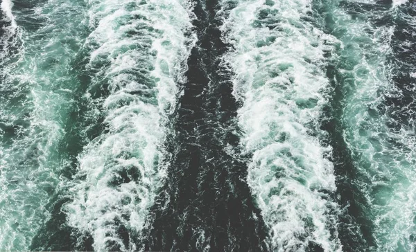 Bonito tiro de um traço de espuma de lancha no mar - ótimo para um fundo legal — Fotografia de Stock