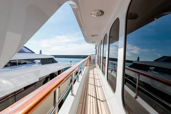 Seite eines teuren privaten Yachtinnenraums mit einer anderen Jacht daneben — Stockfoto