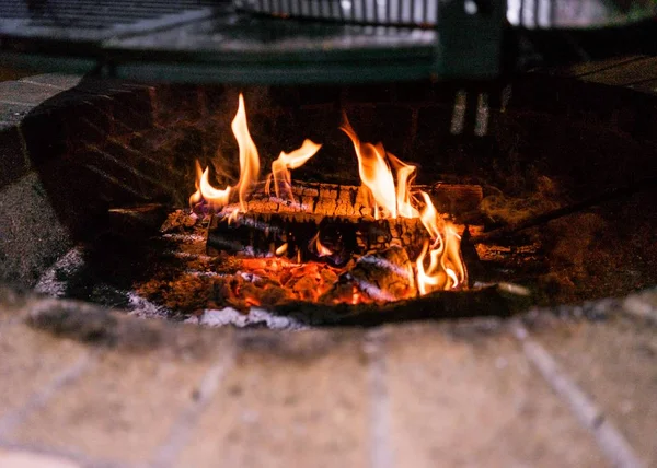 Nahaufnahme eines Feuers in einer Ziegelbrennerei — Stockfoto