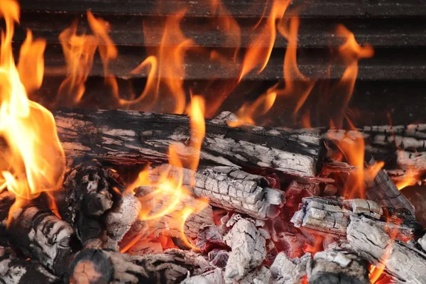 Fechamento tiro de queima de lenha em um fogão - conceito de calor em casa — Fotografia de Stock
