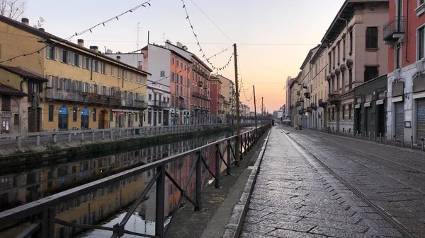 Paisaje plano de edificios en el canal en navigli distrito de milan italia — Foto de Stock