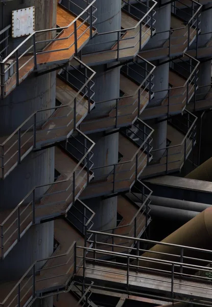 Oude fabriek buiten bedrijf met veel trappen en leuningen — Stockfoto