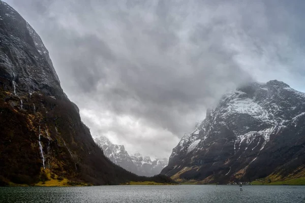 Góry Naeroyfjord pod pochmurnym niebem w Norwegii — Zdjęcie stockowe