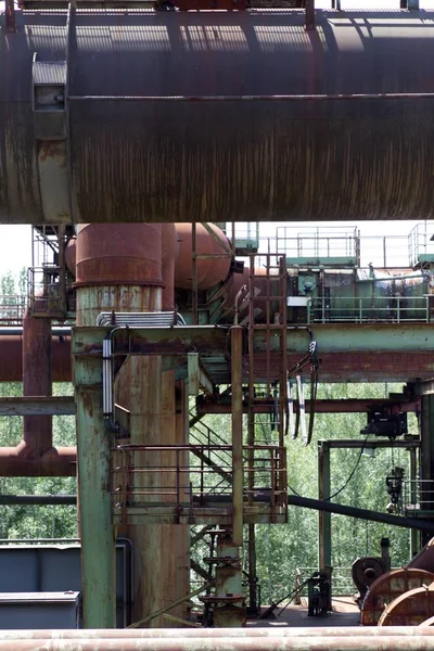 Ржавая заброшенная старая деревообрабатывающая фабрика — стоковое фото