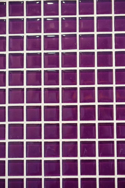 Närbild bild bild av en vit gitter med en lila bakgrund — Stockfoto