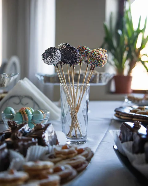 Algunos Trozos Tarta Chocolate Con Espolvolas Vaso Alto Colocado Una — Foto de Stock