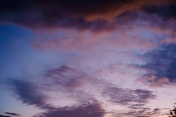 Cielo Nublado Durante Puesta Del Sol Con Diferentes Tonos Azul —  Fotos de Stock