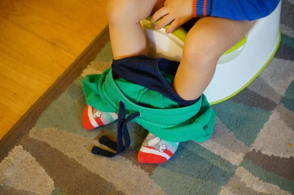 Una Toma Ángulo Alto Niño Sentado Inodoro Para Niños — Foto de Stock