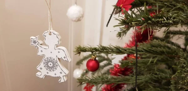 Schöner Weihnachtsbaum mit verschiedenen Ornamenten geschmückt — Stockfoto