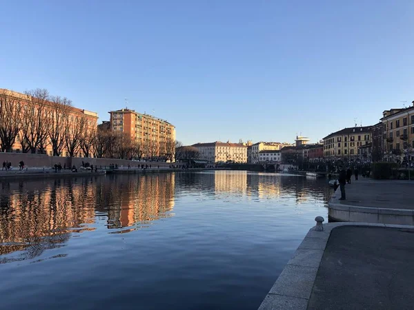 Milano Navigli Kanalı Nda Güneş Doğarken Arka Planda Açık Mavi — Stok fotoğraf