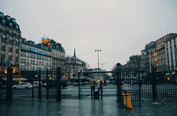 Σταθμός λεωφορείων στο Παρίσι κατά τη διάρκεια συννεφιασμένη ημέρα — Φωτογραφία Αρχείου