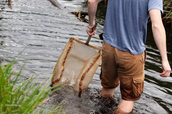 Людина Яка Тримає Чисту Сітку Стоячи Воді — стокове фото