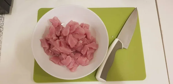 Tiro Alto Ângulo Carne Frango Fatiada Uma Faca Uma Placa — Fotografia de Stock