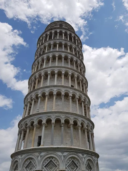 Arka Planda Mavi Bulutlu Gökyüzü Olan Piazza Del Miracoli Binalarının — Stok fotoğraf