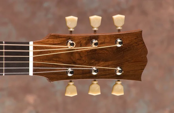 Ένα Κοντινό Πλάνο Ενός Καφέ Ακουστικού Headstock Κιθάρας Κάτω Από — Φωτογραφία Αρχείου