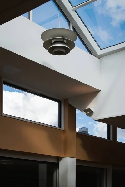 ガラス天井の建物の中に吊るされたランプの低角度ショット — ストック写真