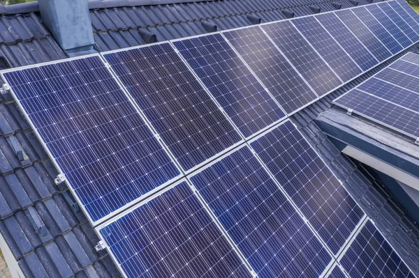 Detailní záběr solárních panelů instalovaných na střeše domu — Stock fotografie