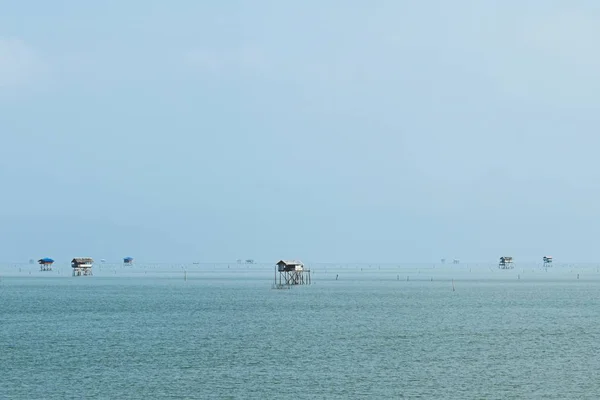 Пейзажи маяков посреди моря — стоковое фото