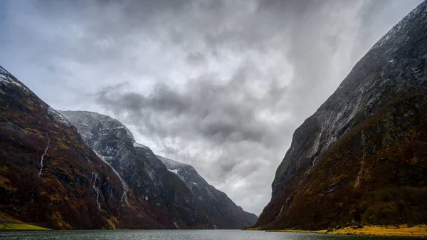 Vue magnifique des montagnes du Naeroyfjord sous un ciel nuageux en Norvège — Photo