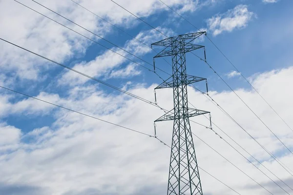 Ein Stromturm Mit Blauem Bewölkten Himmel Hintergrund — Stockfoto